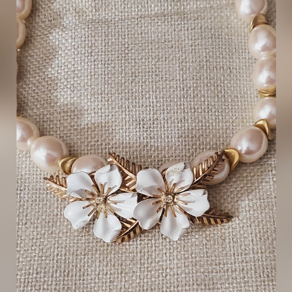 Trifari white gold enamel flower brooch RARE HTF 50's 60's signed vintage estate - Picture 14 of 16